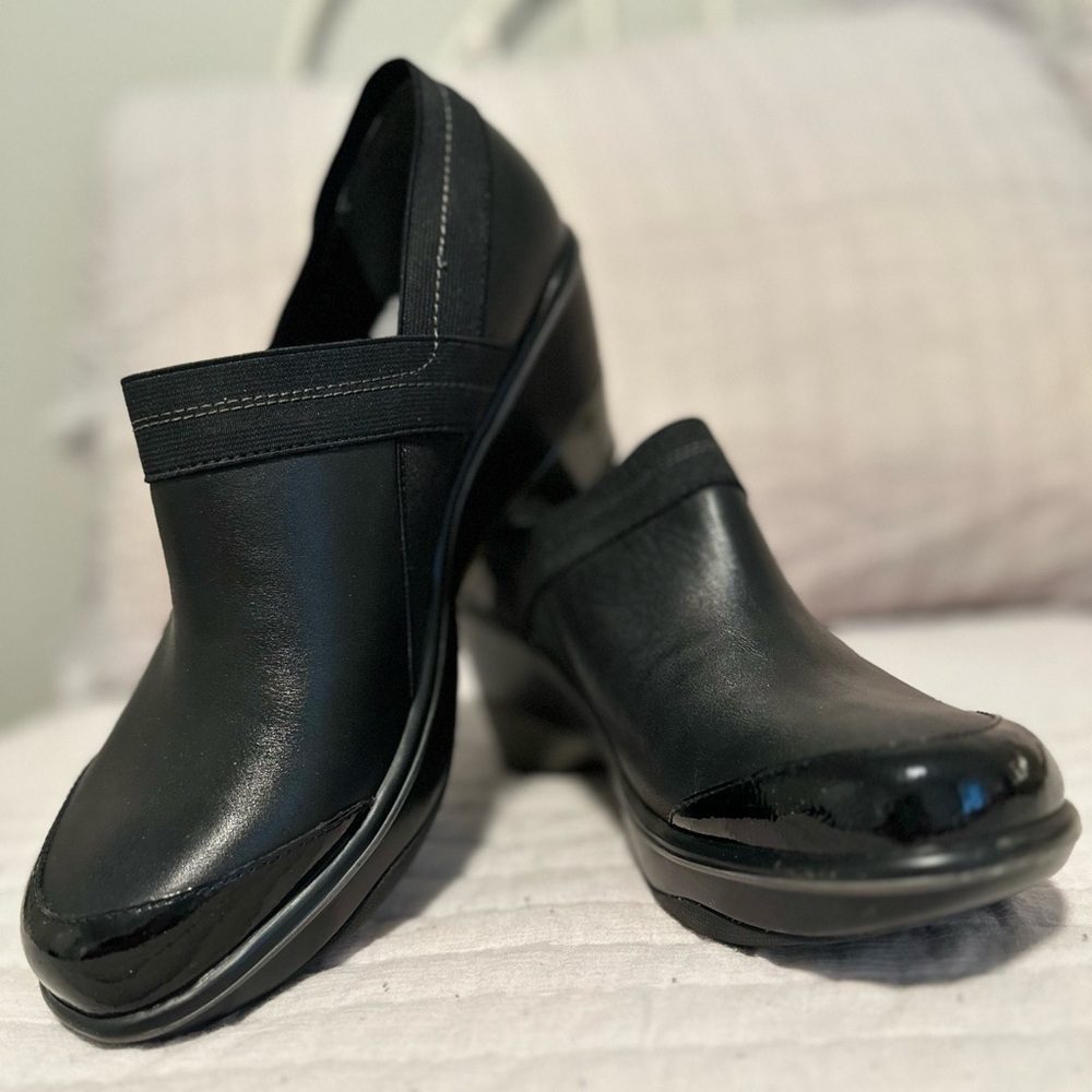 Jambu clogs size 11